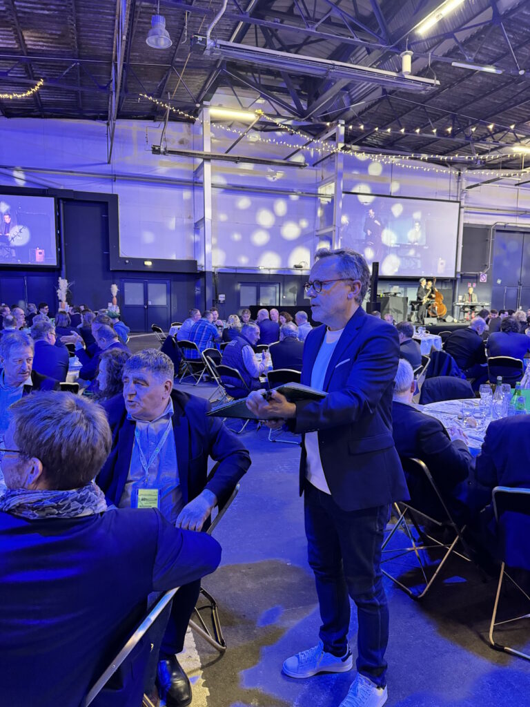 Invités lors d’un dîner événementiel avec musique live