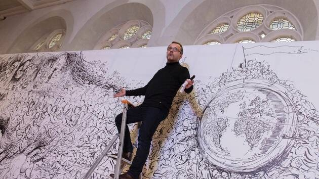 Artiste sur escabeau devant une immense fresque dessinée