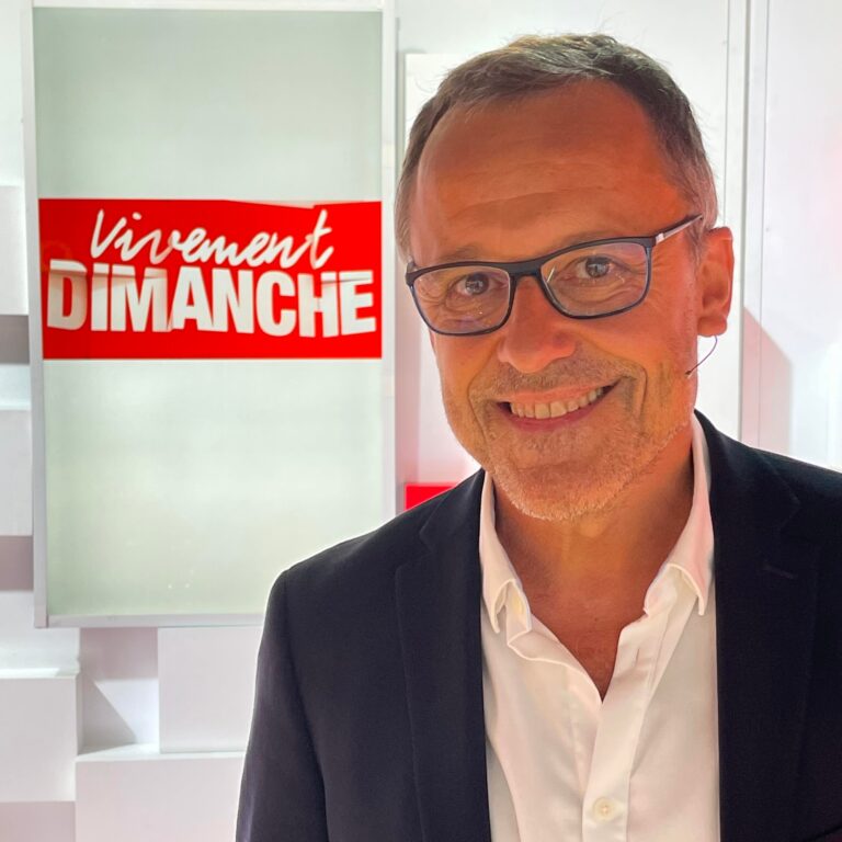 Homme souriant devant le logo Vinement Dimanche